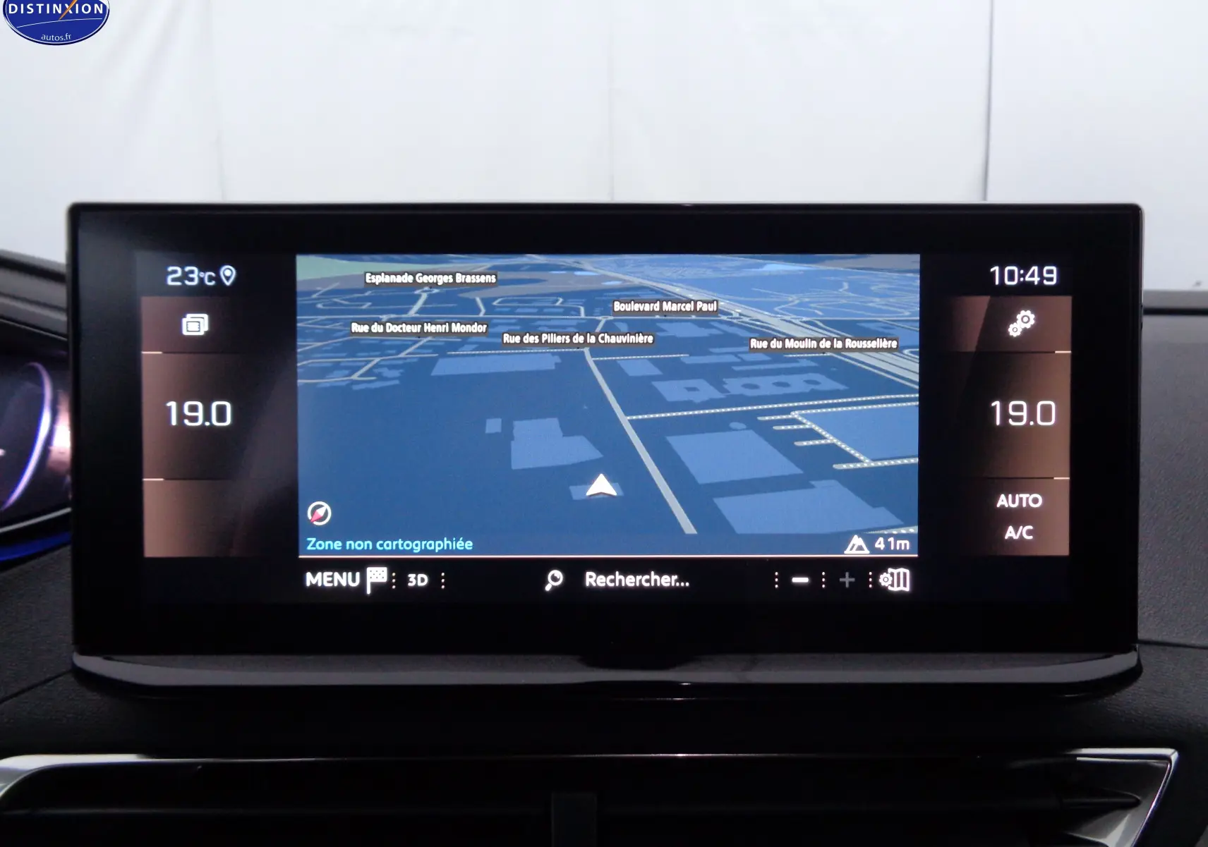 Écran tactile central du Peugeot 3008 gris platinium, affichant la navigation et la climatisation à 19°C.