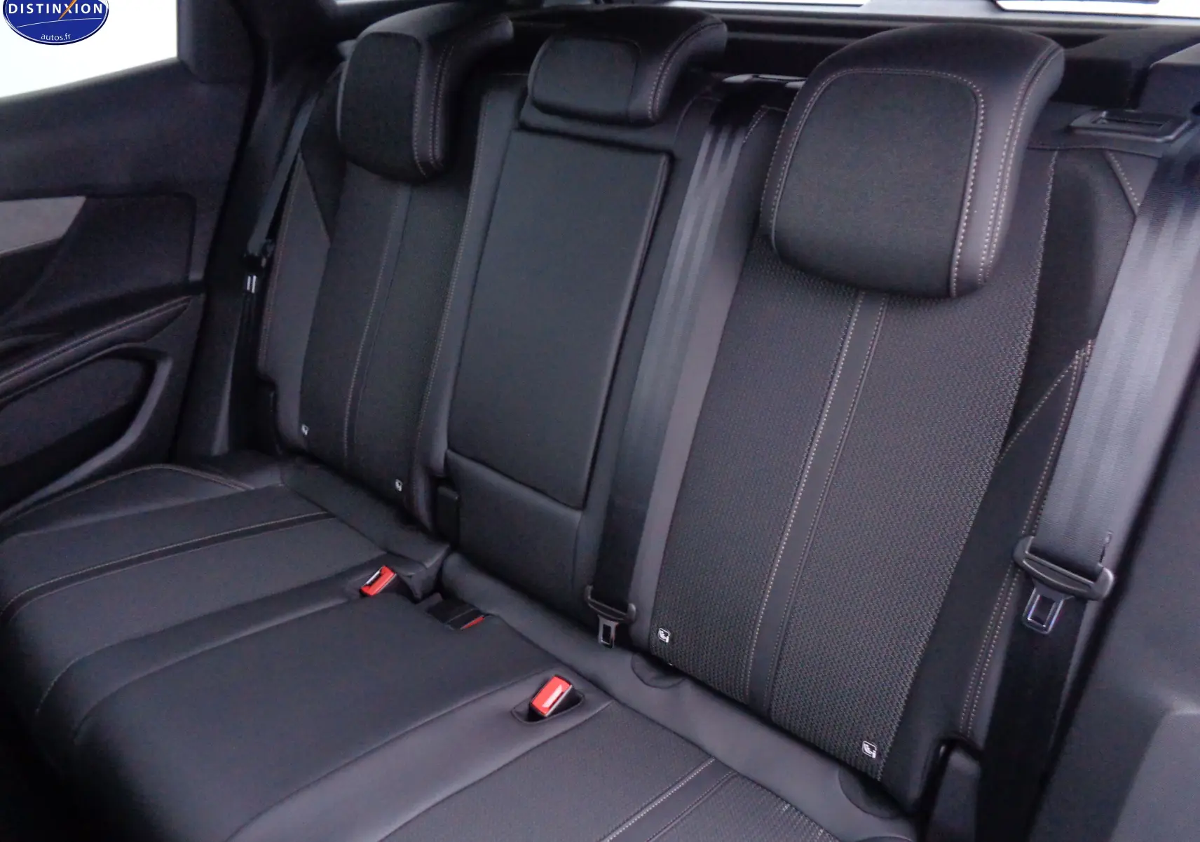 Vue intérieure sur la banquette arrière en cuir noir avec surpiqûres contrastées du Peugeot 3008 gris platinium 2023.