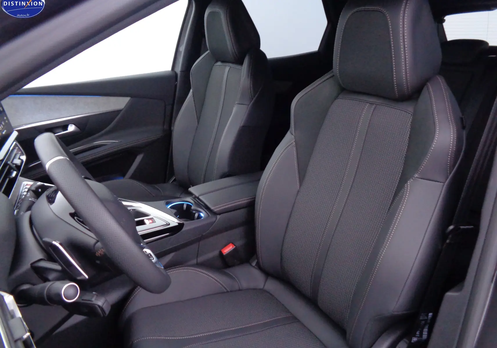 Vue intérieure côté conducteur du Peugeot 3008 2023 avec sièges en cuir noir et surpiqûres contrastantes.