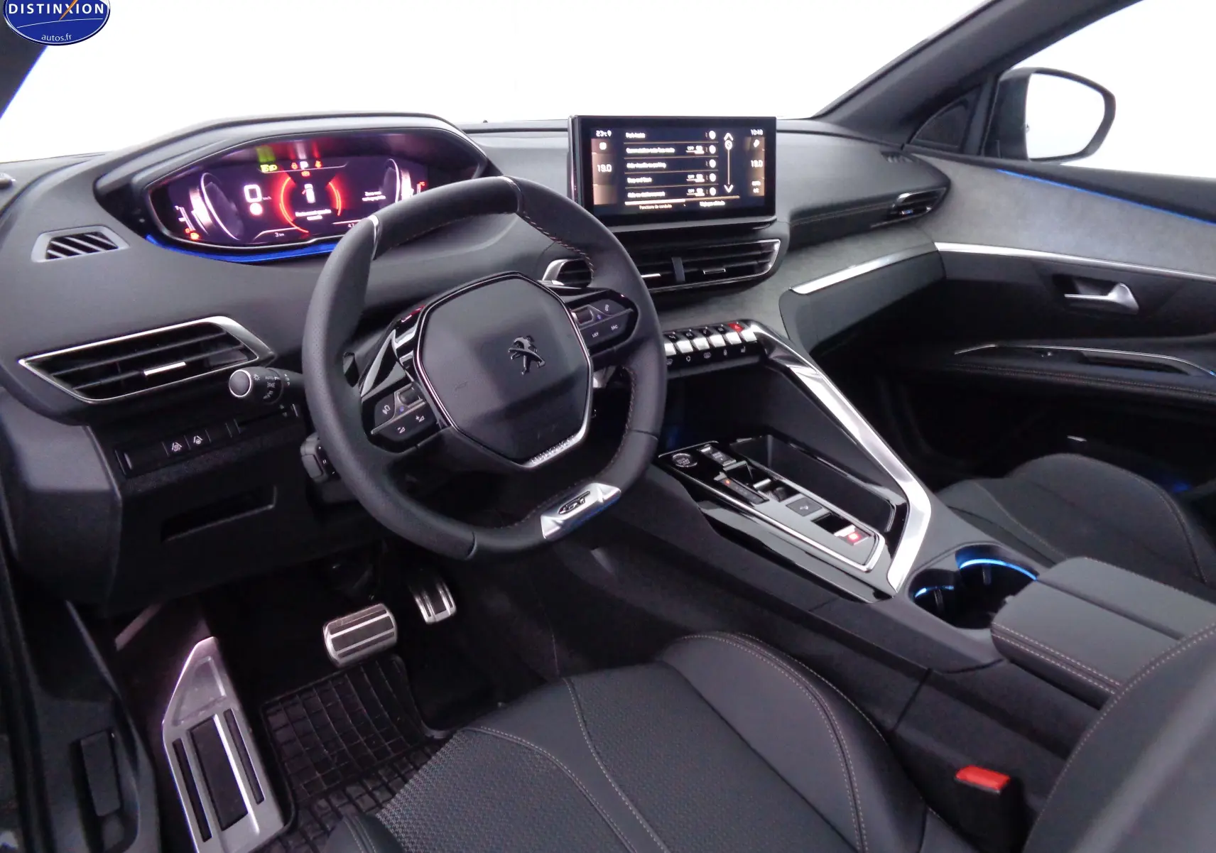 Vue intérieure côté conducteur du Peugeot 3008 gris platinium, avec tableau de bord numérique et volant compact GT.