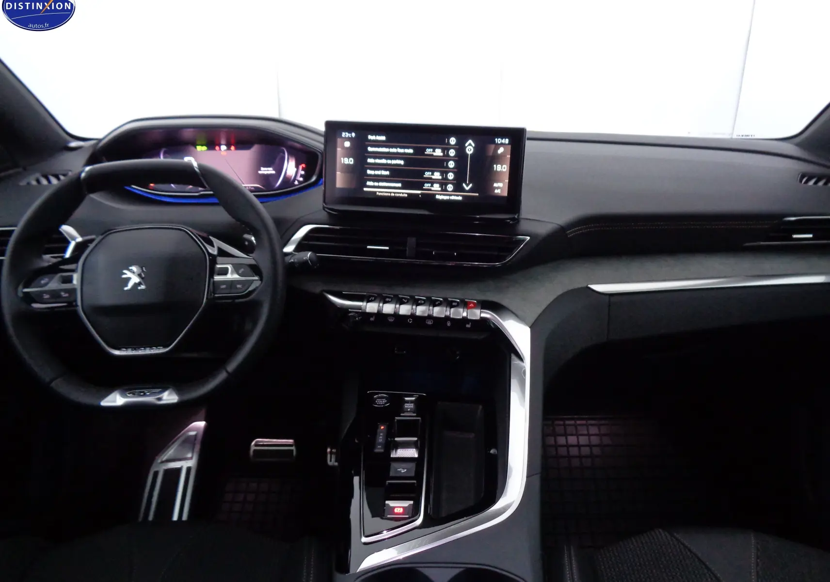 Intérieur du Peugeot 3008 2023 gris platinium, vue du tableau de bord avec écran tactile et volant compact multifonction.