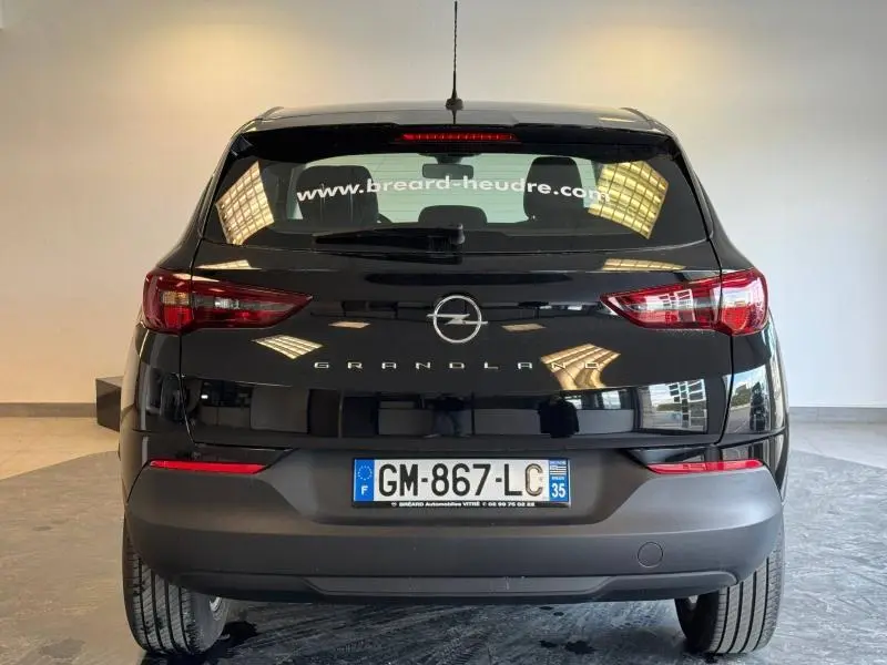 Vue arrière d'un Opel Grandland noir Karbon Métallisé 2023 avec feux LED et plaque d'immatriculation française visible.