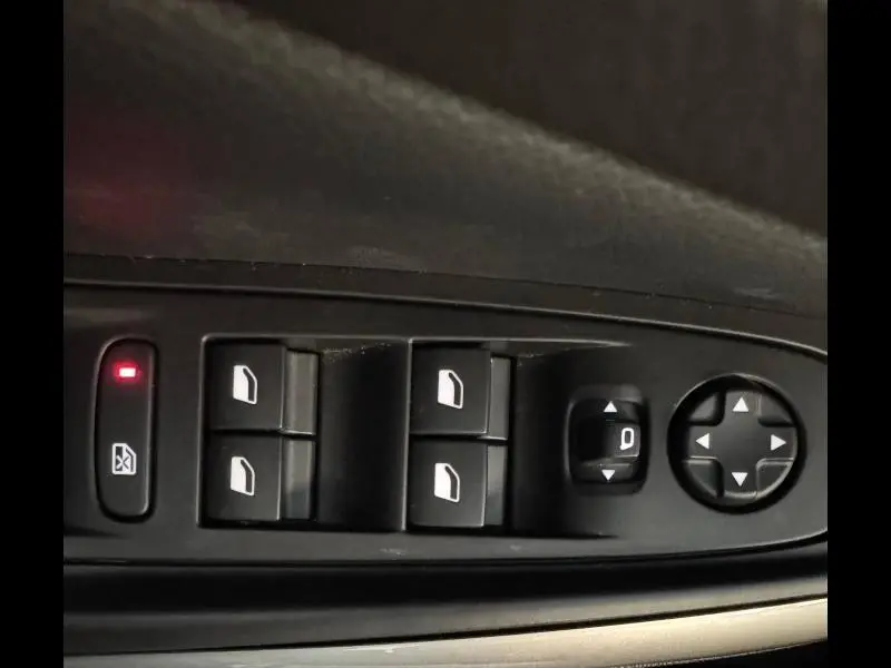 Panneau de commandes des vitres et rétroviseurs côté conducteur de l'Opel Grandland noir Karbon 2023.