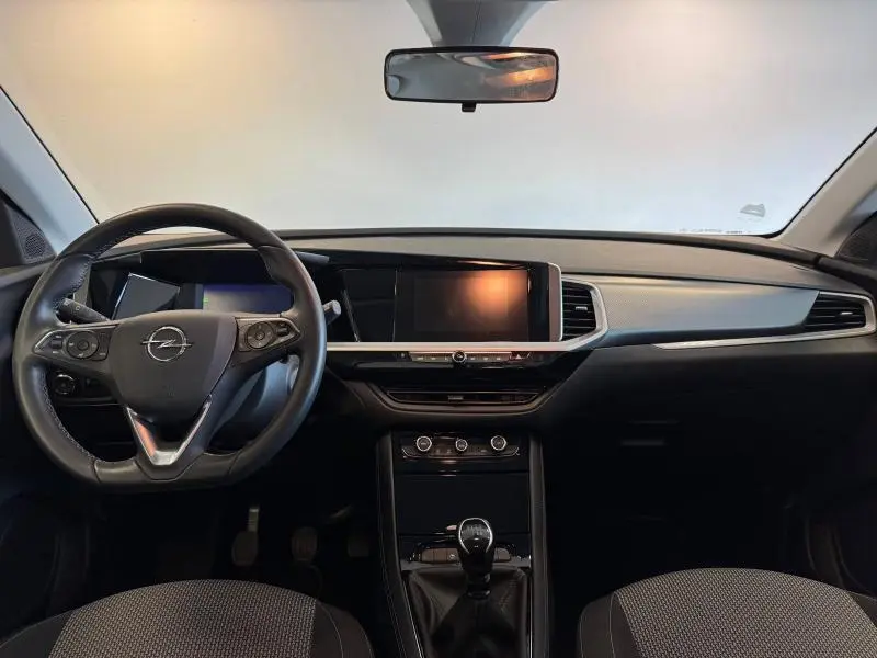 Intérieur avant de l'Opel Grandland 2023 noir, tableau de bord moderne avec écran tactile et volant cuir multifonction.