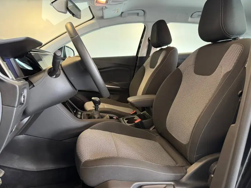 Vue intérieure côté conducteur de l'Opel Grandland 1.2 Turbo 130ch avec sièges tissu Berson noir et console centrale.