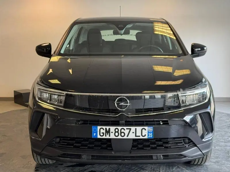 Opel Grandland 2023 noir karbon métallisé vu de face, avec calandre moderne et phares LED intégrés.