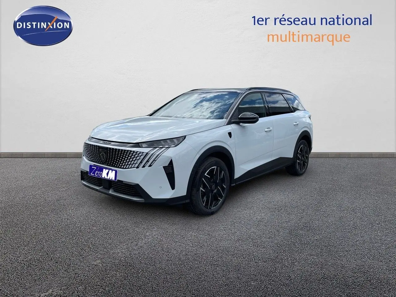 Peugeot 5008 Hybrid 136ch GT blanc Okenite avec toit noir, vue 3/4 avant côté droit sur fond neutre.