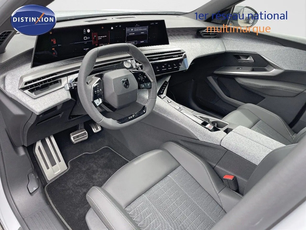 Intérieur avant du Peugeot 5008 Hybrid 2025, avec tableau de bord numérique et sièges cuir noir et tissu gris.