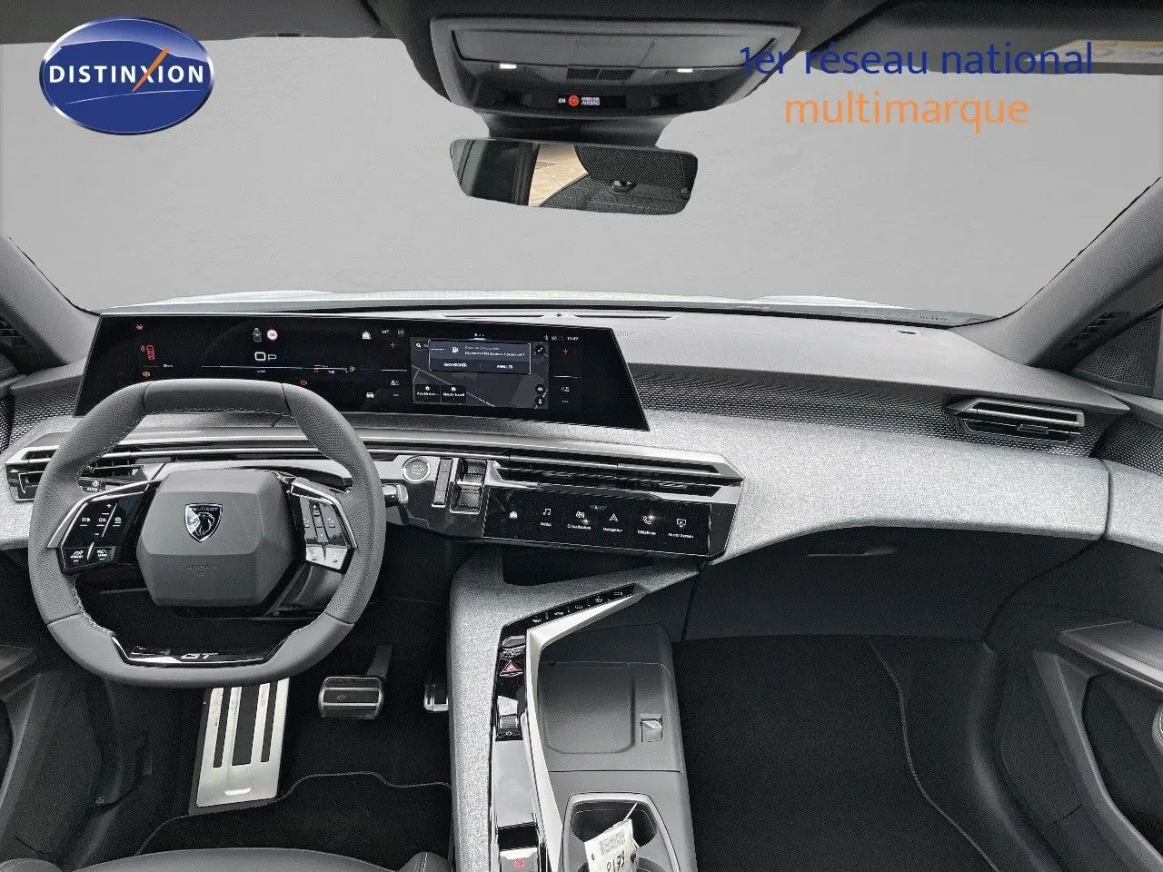 Intérieur moderne du Peugeot 5008 Hybrid 136ch GT 2025, vue frontale sur le tableau de bord et volant compact noir.