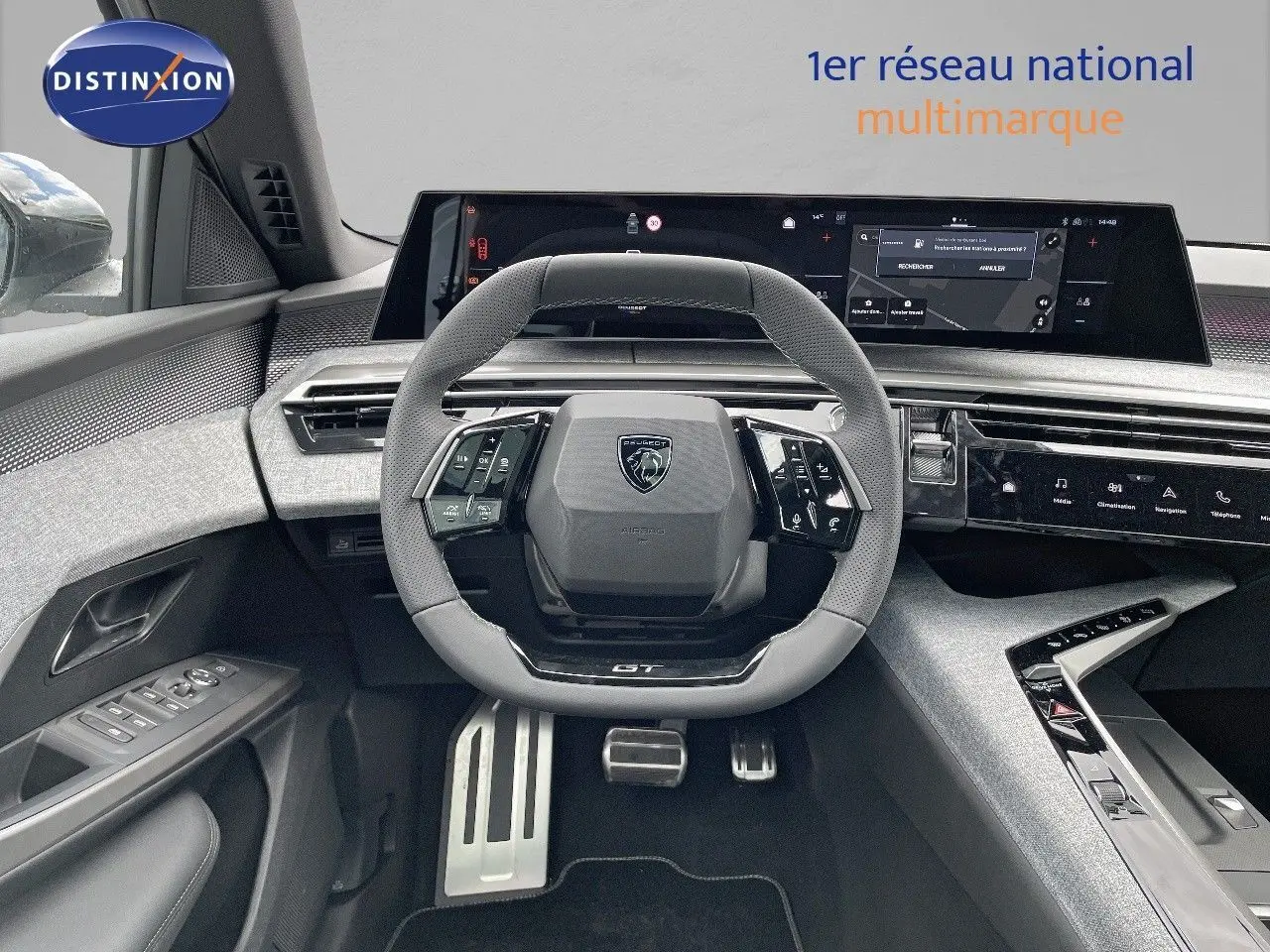 Vue intérieure frontale du tableau de bord et volant compact du Peugeot 5008 Hybrid GT 2025 avec écran digital panoramique.