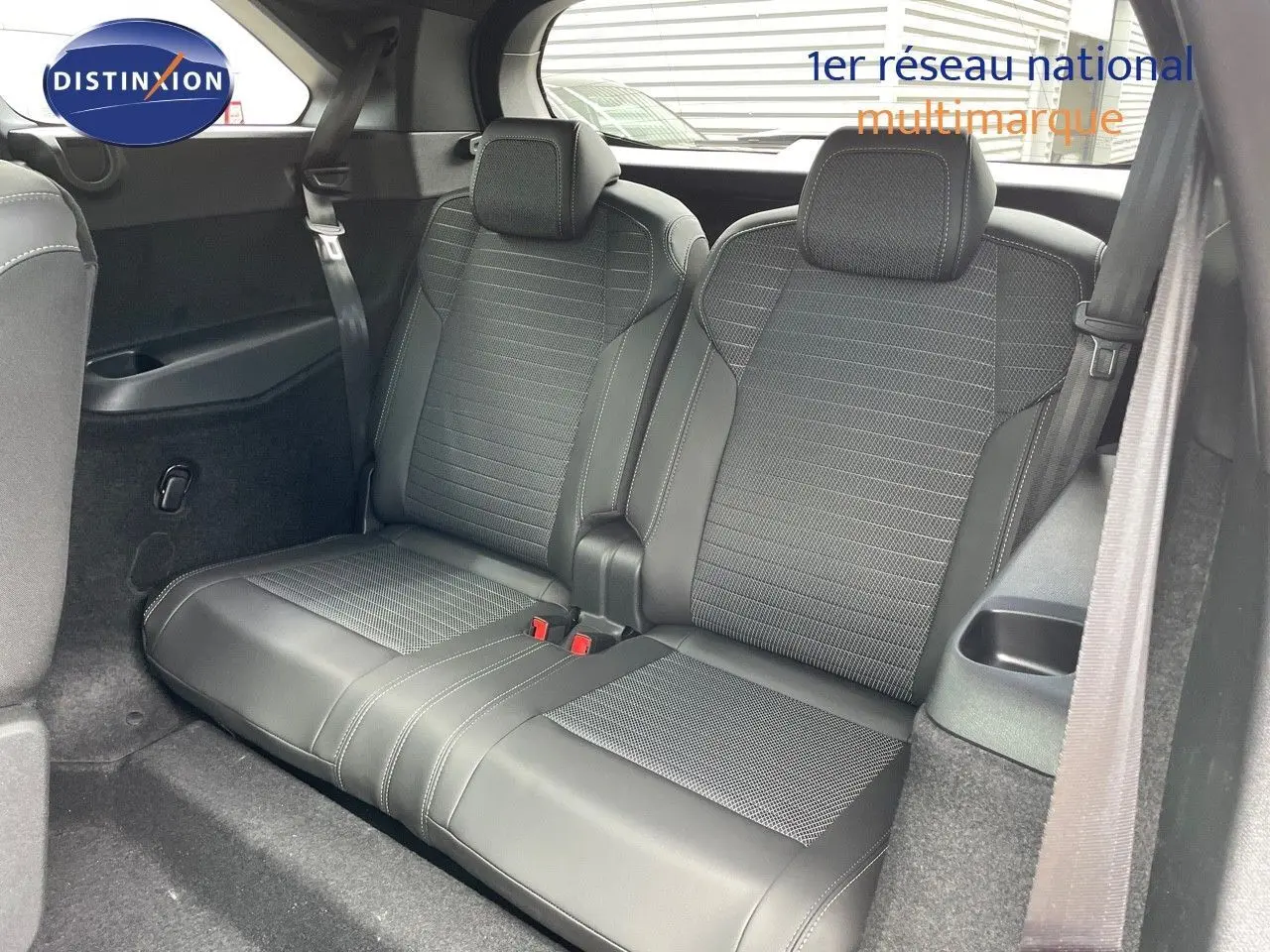 Vue intérieure sur la banquette arrière en cuir noir du Peugeot 5008 Hybrid 2025, soulignant les finitions soignées.
