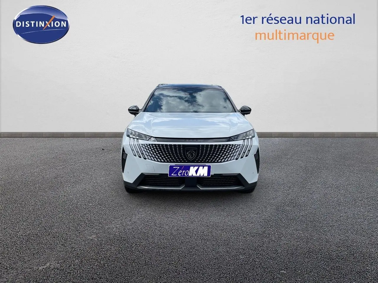 Vue frontale du Peugeot 5008 Hybrid blanc Okenite avec toit noir, mettant en valeur sa calandre distinctive et ses phares LED.
