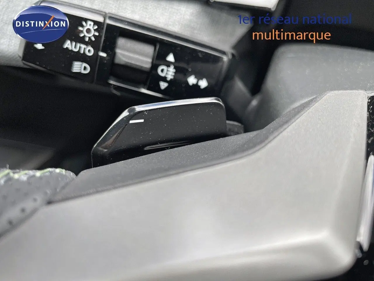 Détail de la commande au volant et des commandes d'éclairage du Peugeot 5008 Hybrid 136ch GT 2025.
