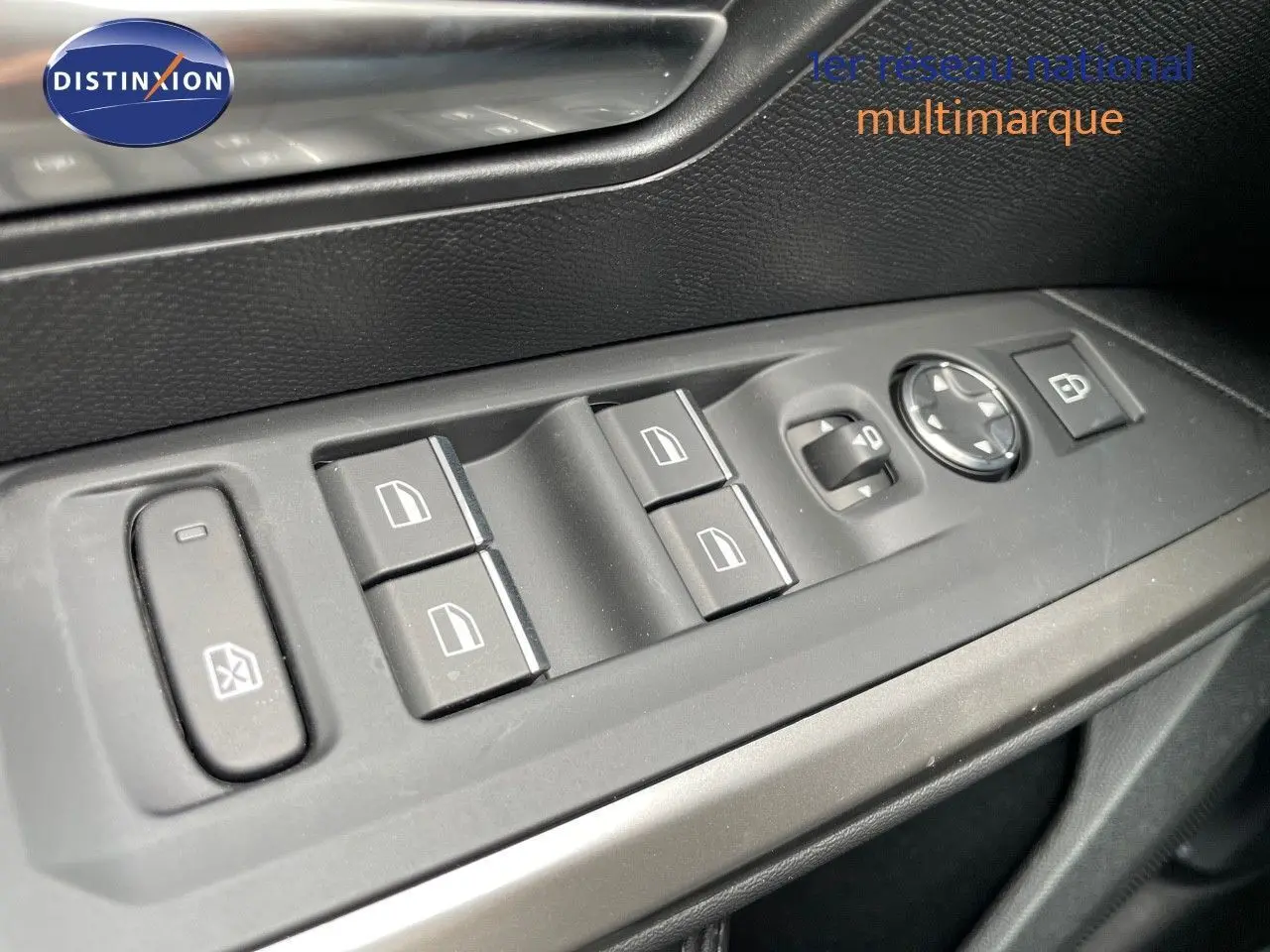 Gros plan sur les commandes des vitres et rétroviseurs côté conducteur du Peugeot 5008 Hybrid blanc Okenite 2025.