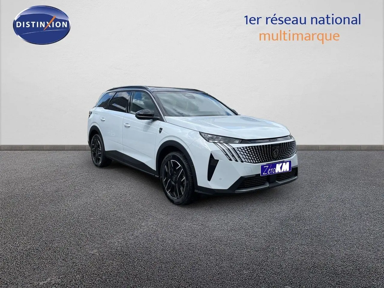 Peugeot 5008 Hybrid blanc Okenite avec toit noir en 3/4 avant droit sur sol gris devant un mur blanc.