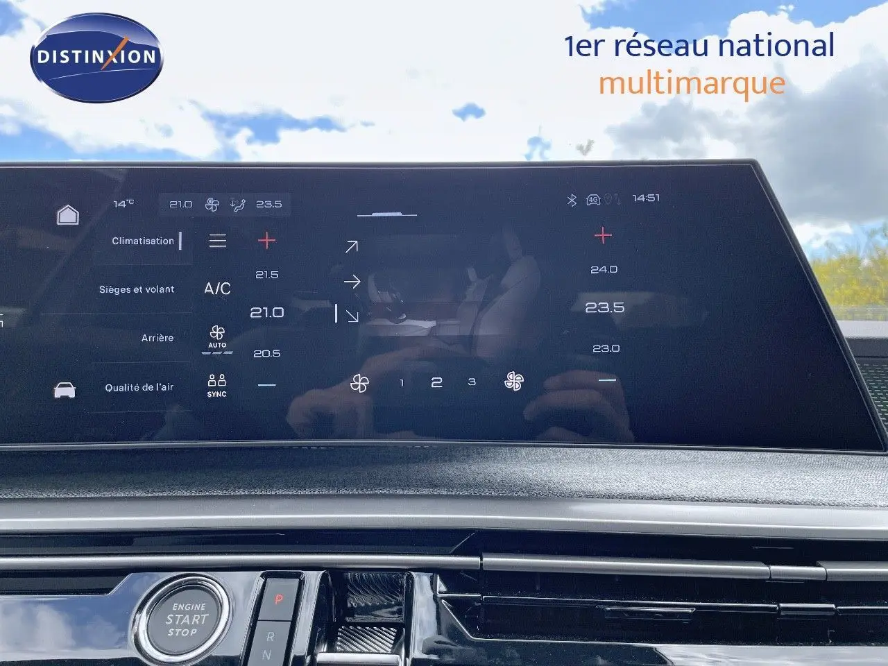 Écran tactile du tableau de bord du Peugeot 5008 Hybrid 136ch GT, affichant la climatisation et les réglages intérieurs.