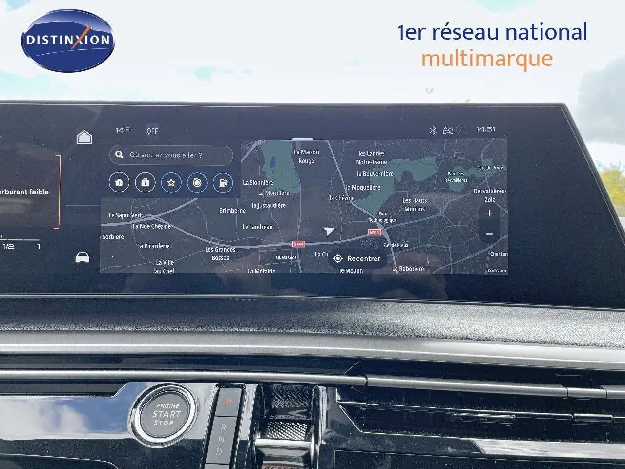 Vue rapprochée de l'écran tactile et console centrale du Peugeot 5008 Hybrid 2025 avec navigation affichée.