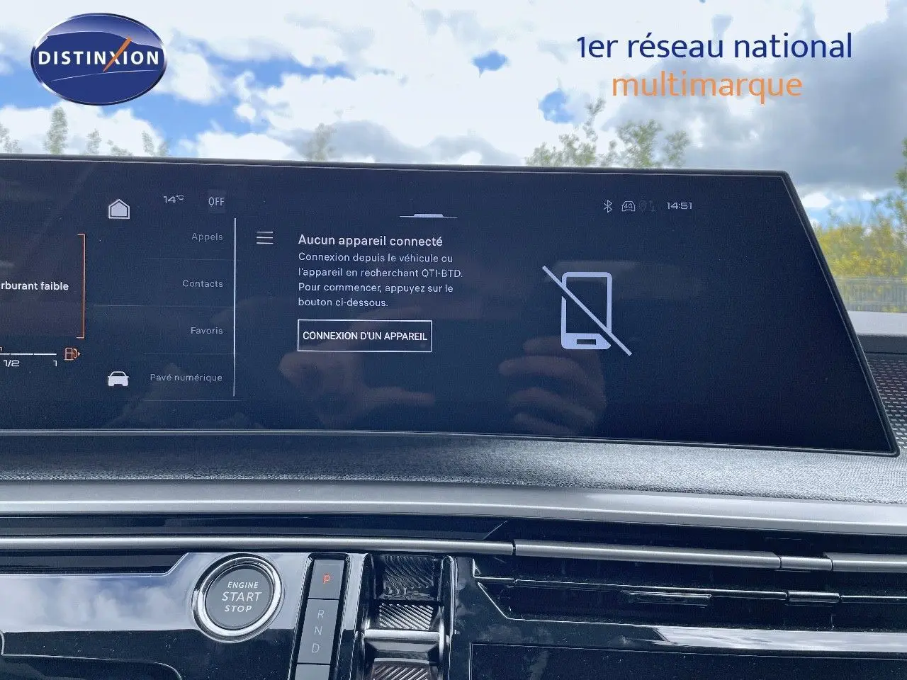 Écran tactile central du tableau de bord du Peugeot 5008 Hybrid 136ch GT 2025 avec interface connectivité visible.