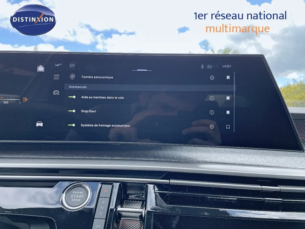 Vue intérieure du tableau de bord du Peugeot 5008 Hybrid 2025 avec écran tactile affichant les assistances à la conduite.
