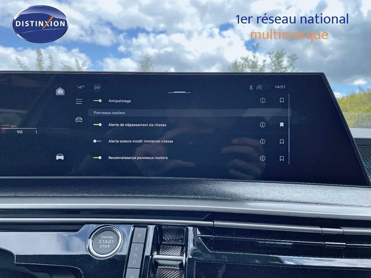 Tableau de bord du Peugeot 5008 Hybrid 136ch GT 2025 avec écran tactile et bouton start/stop en finition noire brillante.