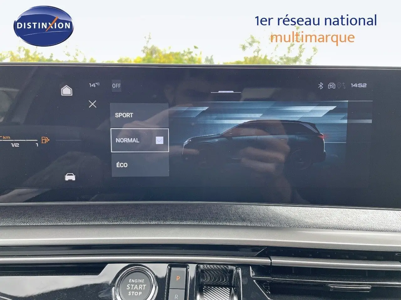 Écran tactile intérieur du Peugeot 5008 Hybrid 136ch GT montrant le mode de conduite côté conducteur.