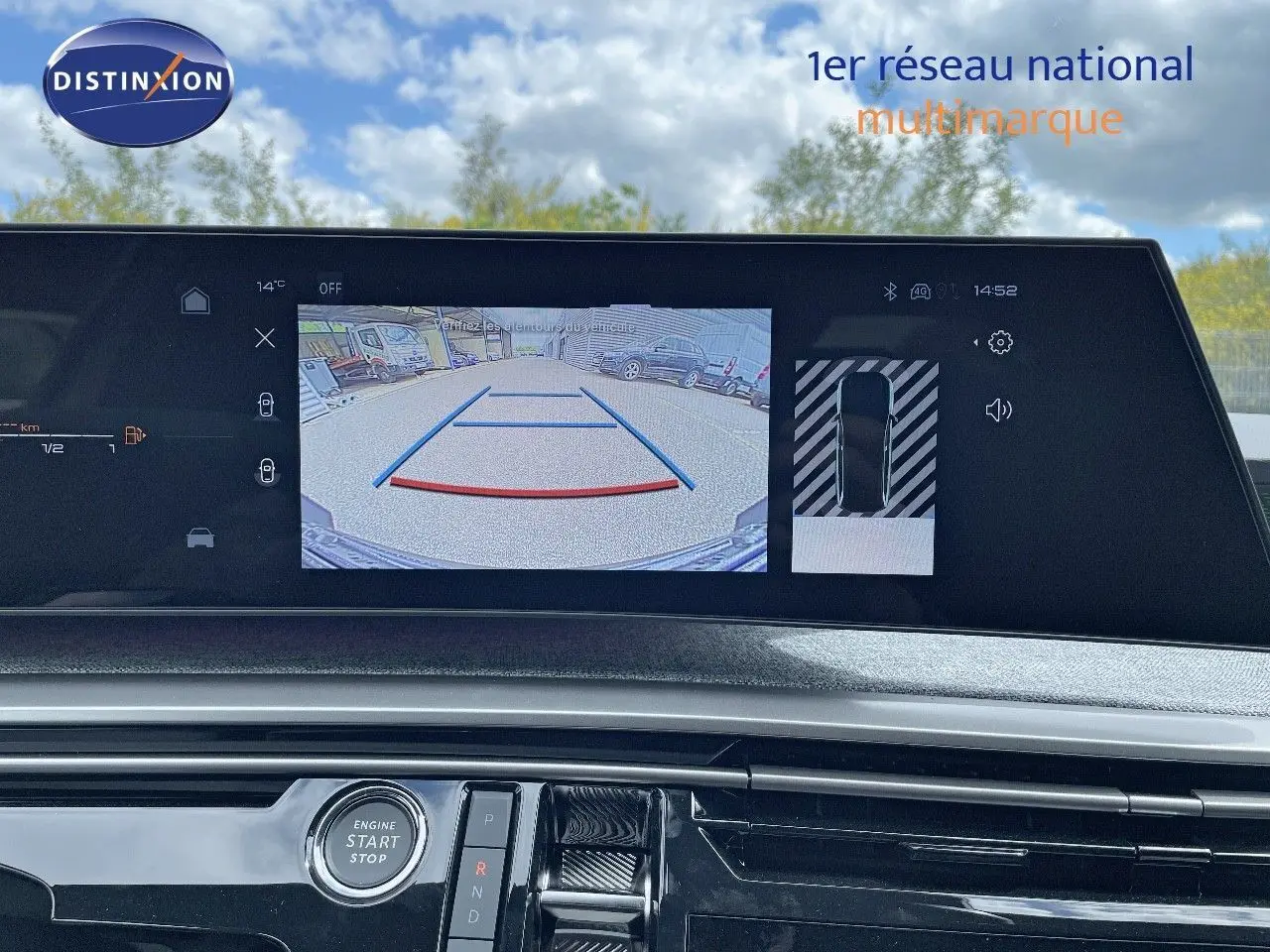 Écran central du Peugeot 5008 Hybrid 136ch GT 2025 montrant la caméra de recul et la console avec bouton start/stop.