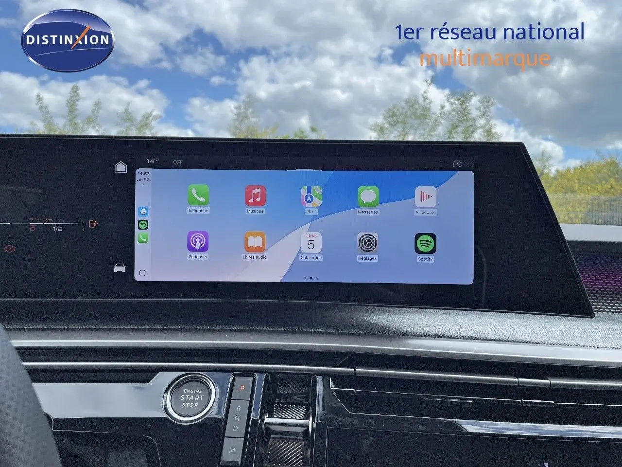 Écran tactile central affichant des applications dans l'habitacle du Peugeot 5008 Hybrid 136ch GT de 2025.