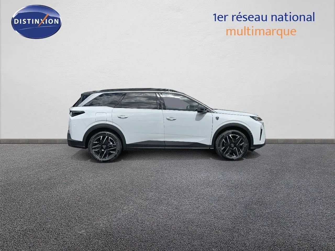 Peugeot 5008 Hybrid blanc Okenite avec toit noir vu de profil côté gauche sur fond neutre.