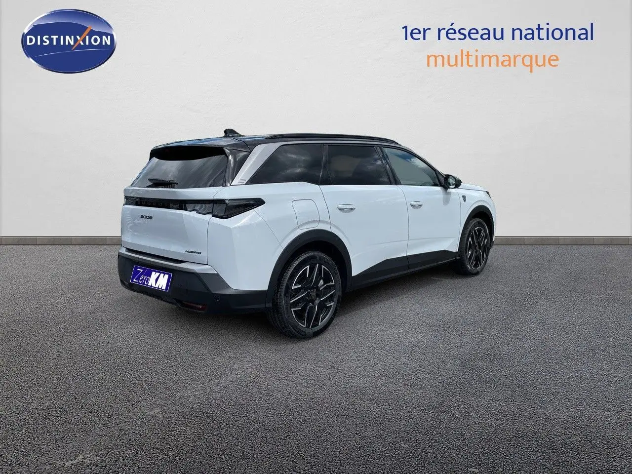 Peugeot 5008 Hybrid blanc Okenite avec toit noir, vue 3/4 arrière droit sur fond neutre.