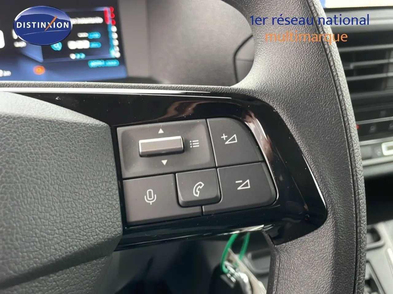 Détail des commandes au volant du Citroën Jumpy Van Long L3 gris Artense, avec touches de gestion audio et appel.