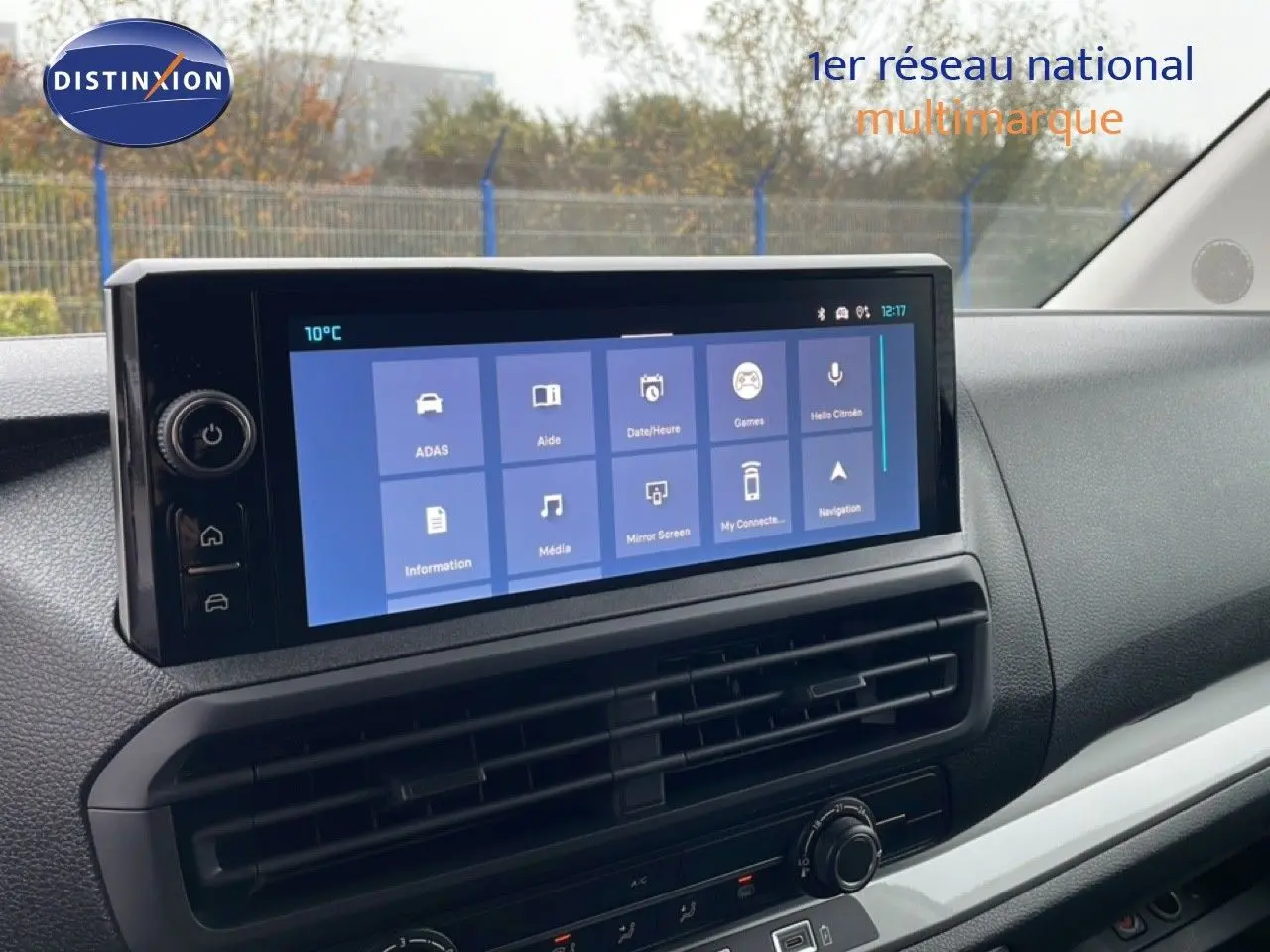 Écran tactile central du tableau de bord du Citroën Jumpy 2025, affichant le menu multimédia et navigation.