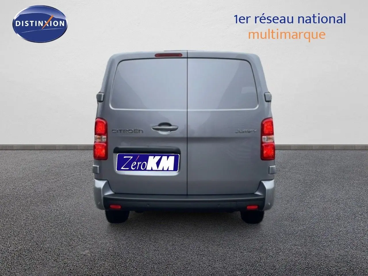 Vue arrière d'un Citroën Jumpy Van Long L3 gris Artense métal avec portes battantes et feux rouges visibles.