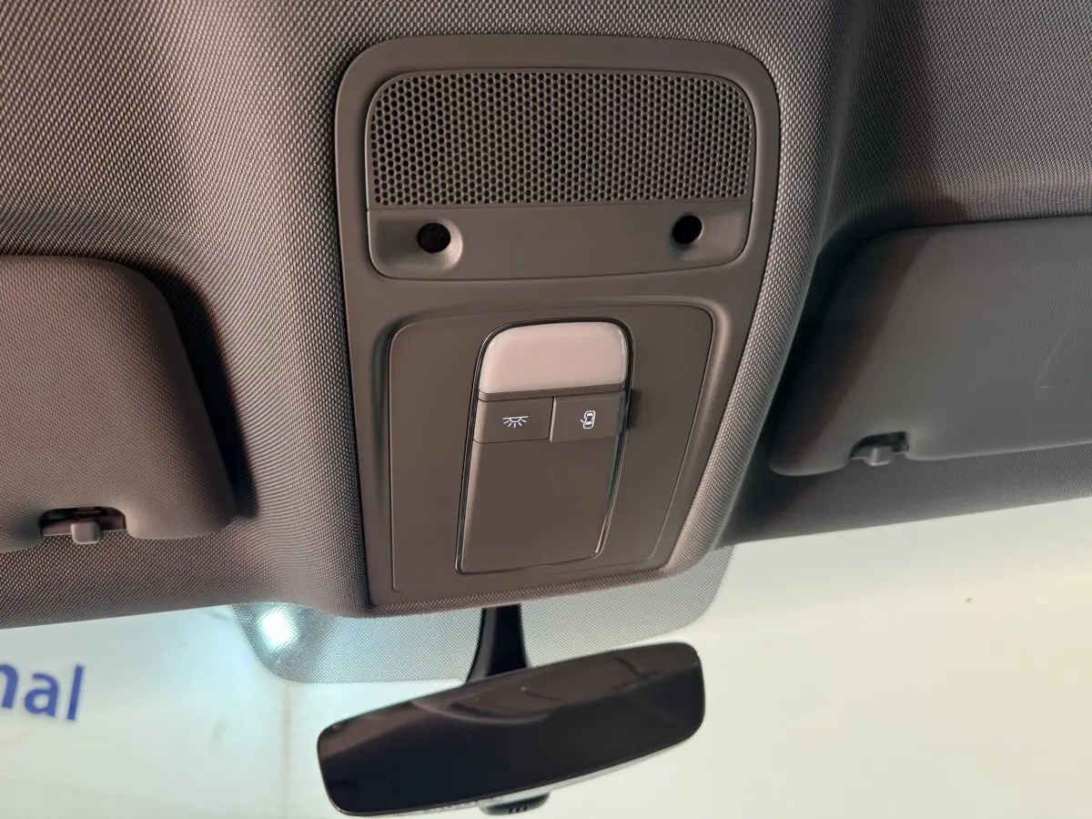 Plafonnier intérieur gris avec commandes d’éclairage et rétroviseur noir dans Audi A3 2.0 TDI 150 Business Line 2018.