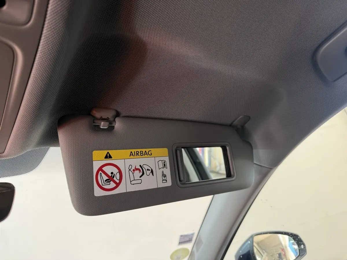 Détail du pare-soleil côté conducteur avec miroir et avertissement airbag dans un Audi A3 bleu 2018.