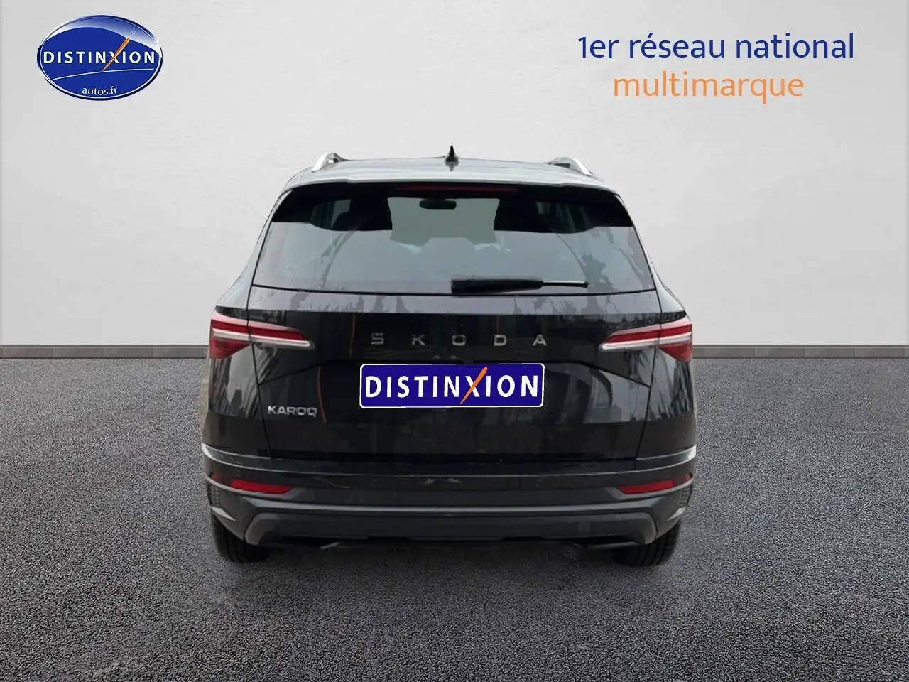 Vue arrière d'un Skoda Karoq noir 2025 avec feux LED et logo distinctif sur fond neutre.