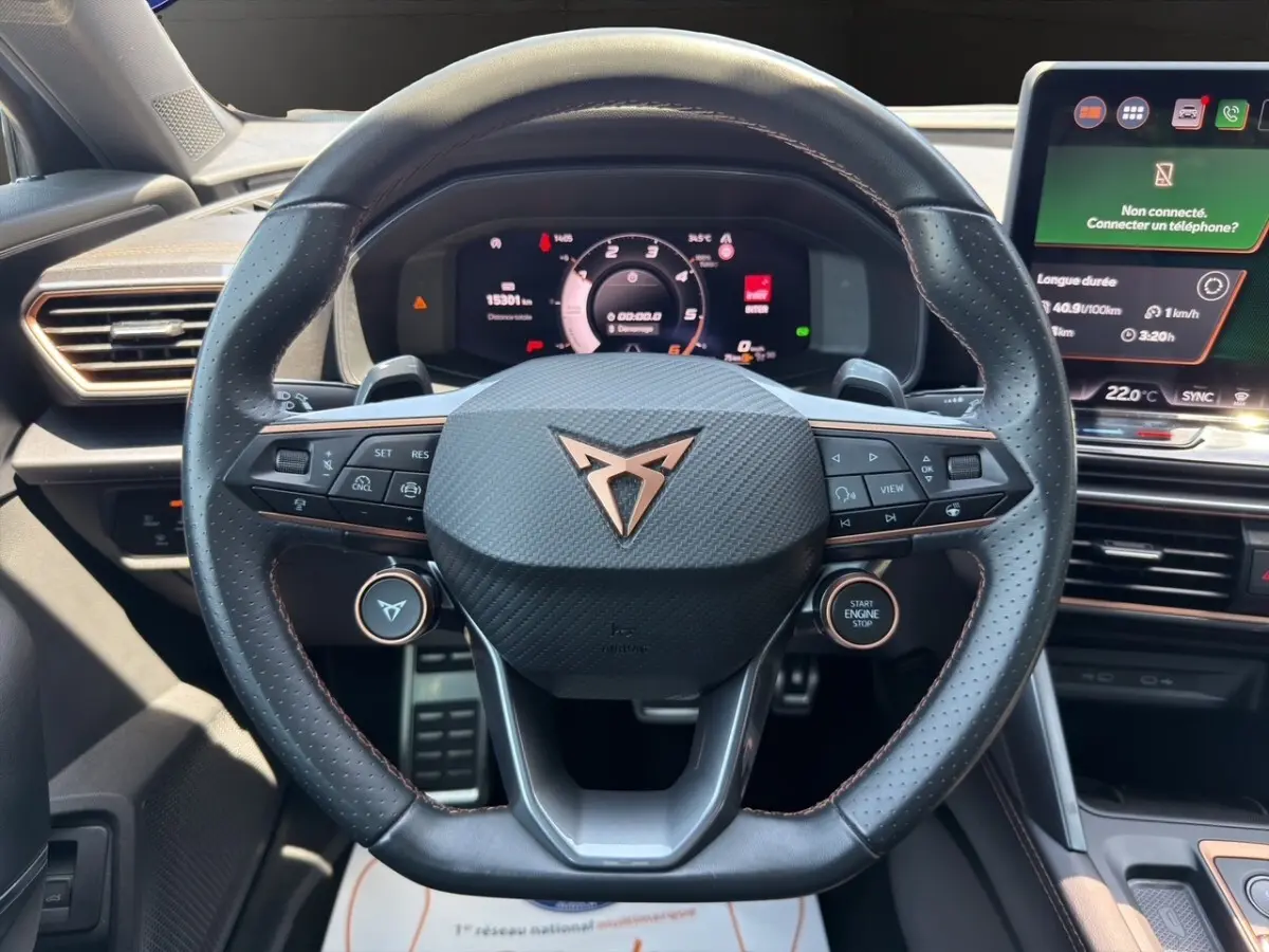 Vue centrée sur le volant en cuir perforé de la CUPRA Formentor 2025 avec tableau de bord numérique et écran tactile latéral.