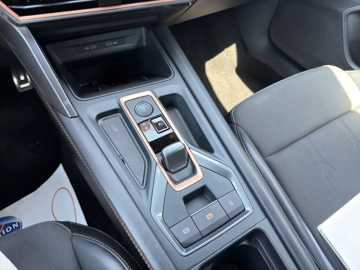 Vue rapprochée de la console centrale du CUPRA Formentor gris foncé, mettant en valeur le levier de vitesse automatique et les commandes.