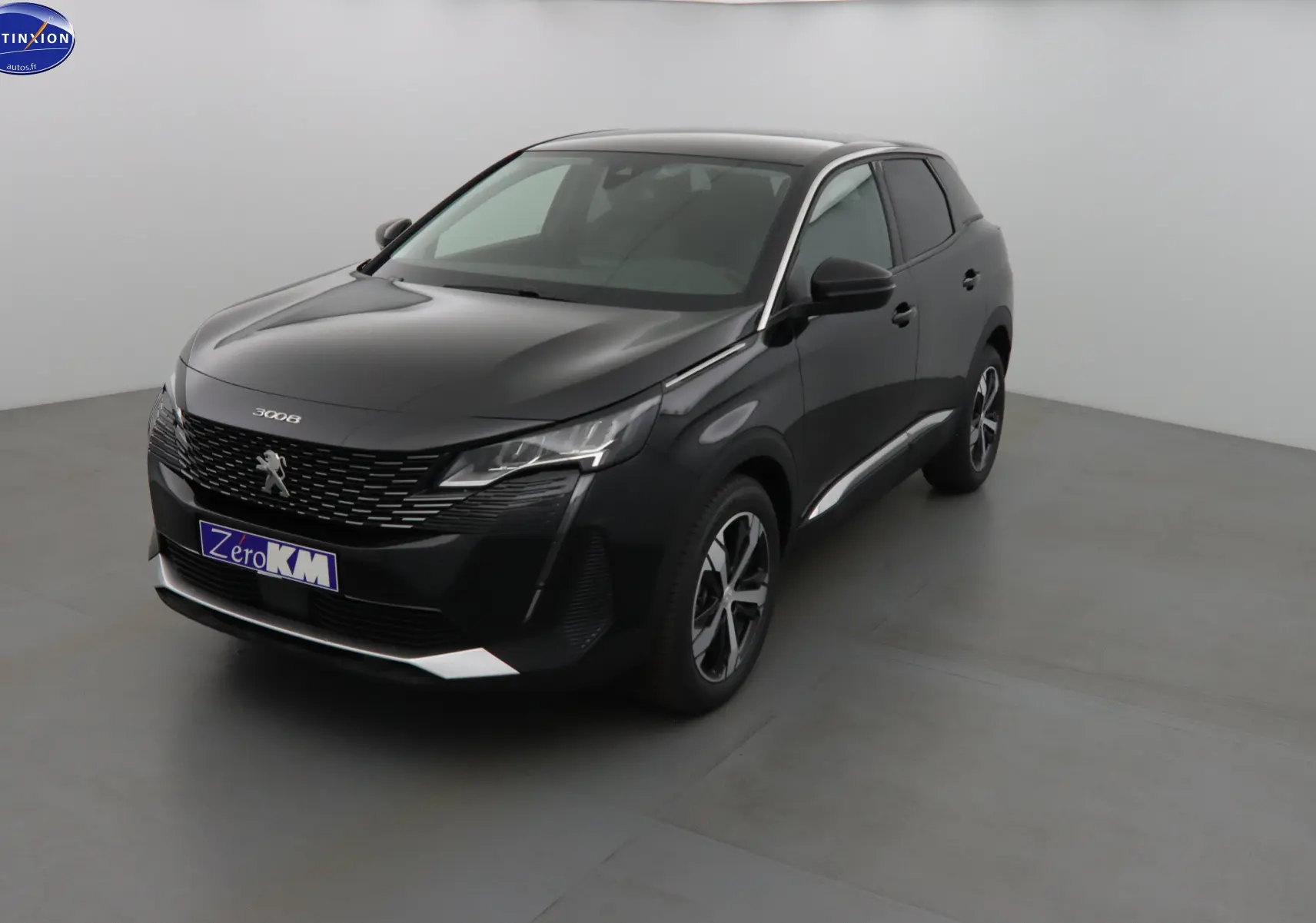 Peugeot 3008 noir perle métal vue 3/4 avant droit dans un studio avec jantes bi-ton et calandre distinctive.