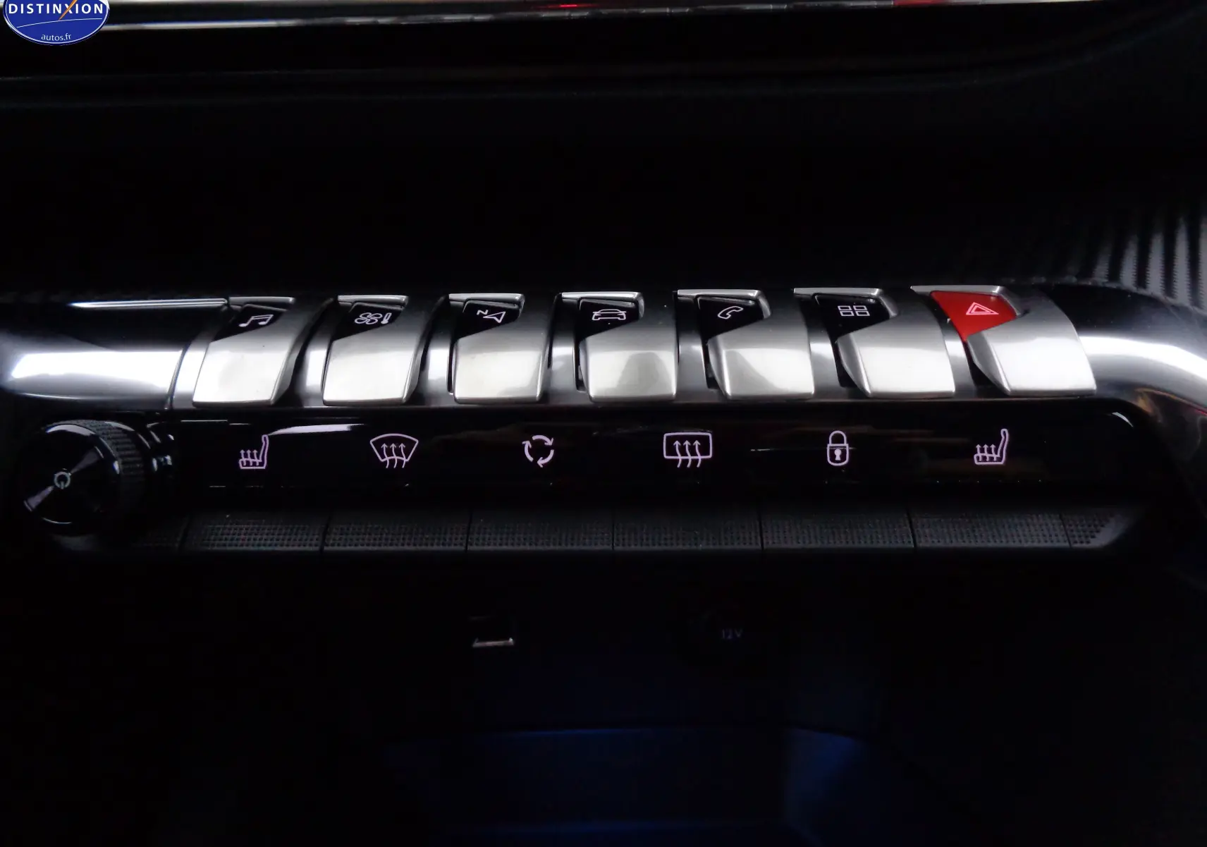 Gros plan sur les commandes centrales du Peugeot 3008 noir perle 2023, avec boutons métalliques et éclairage violet des fonctions.