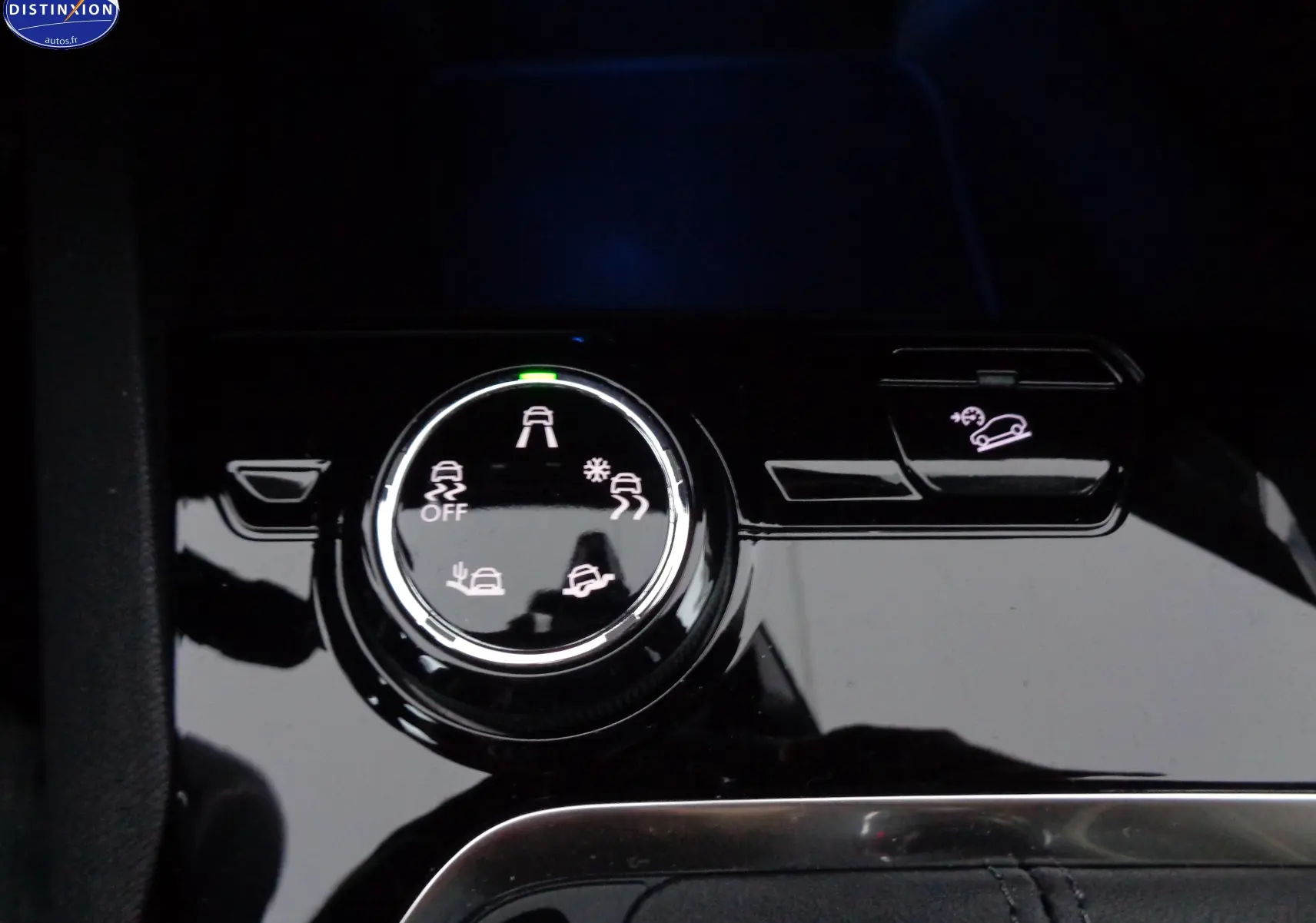 Gros plan sur la molette de sélection des modes de conduite et le bouton d'assistance à la descente dans un Peugeot 3008 noir perle métal.