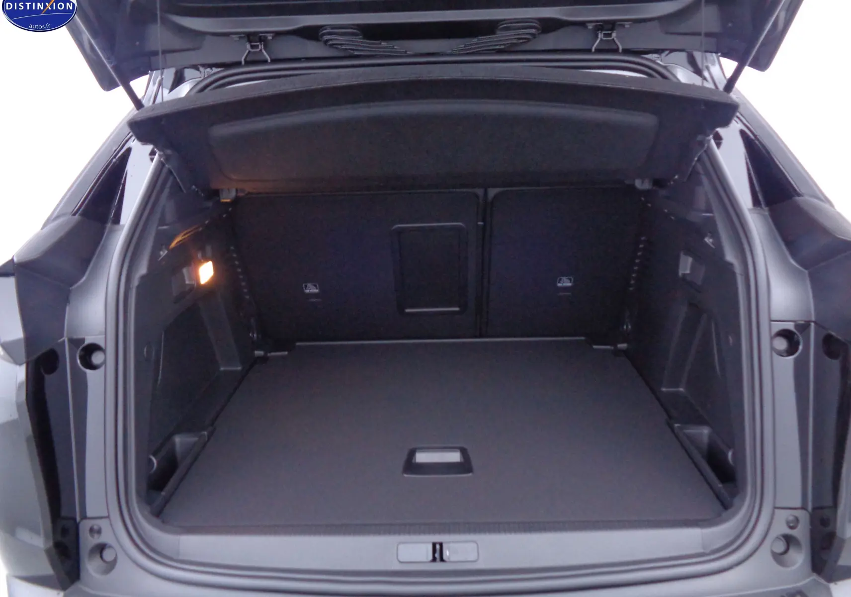 Coffre ouvert d’un Peugeot 3008 noir perle métal, vue arrière montrant un espace de chargement spacieux et propre.