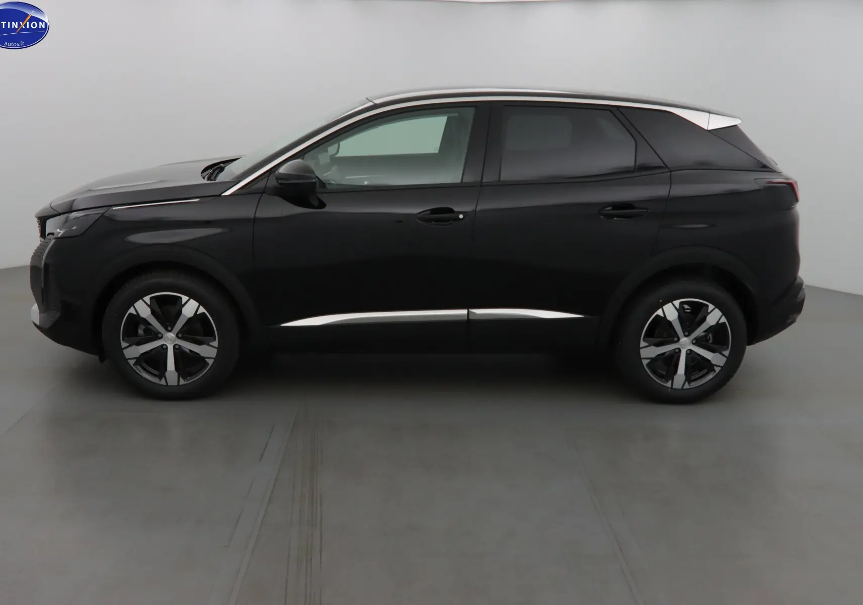 Profil côté gauche d'un Peugeot 3008 noir perle métal 2023 avec toit contrasté argent et jantes bi-ton.