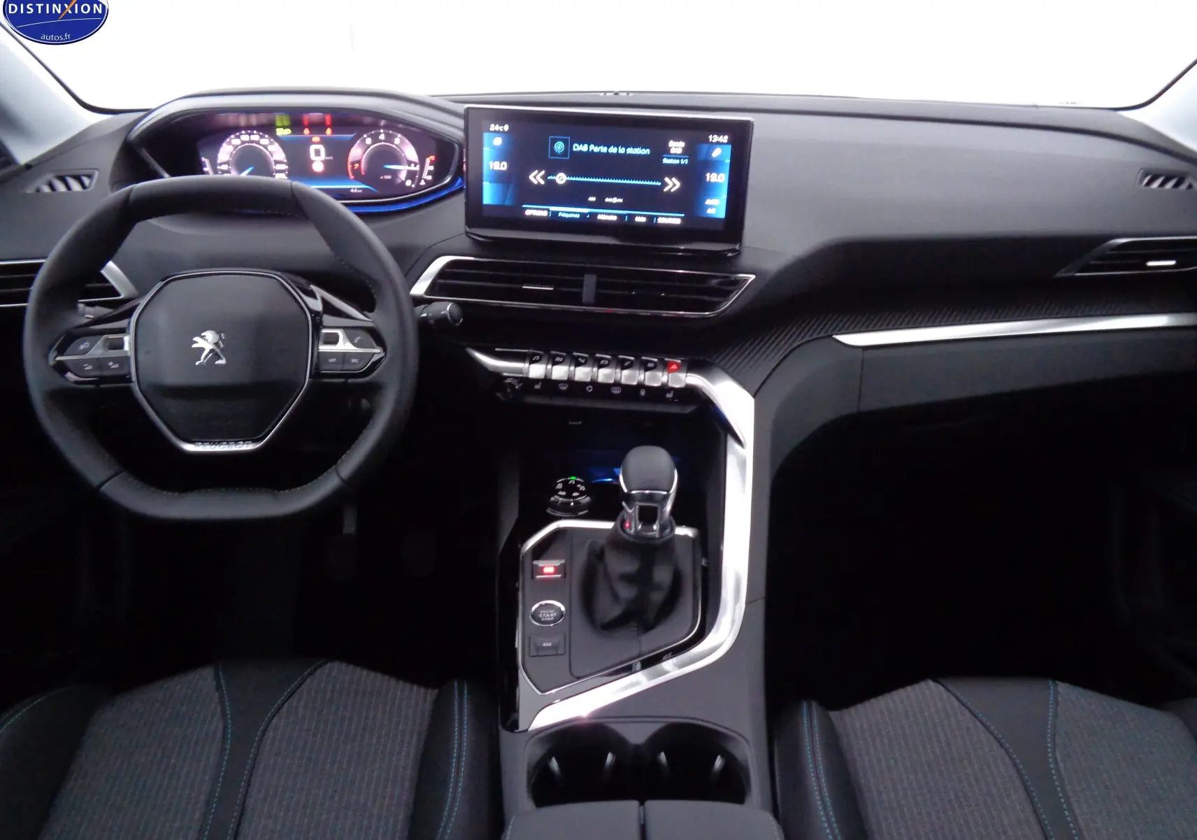 Vue intérieure du tableau de bord du Peugeot 3008 2023, avec volant compact, écran tactile central et console moderne.