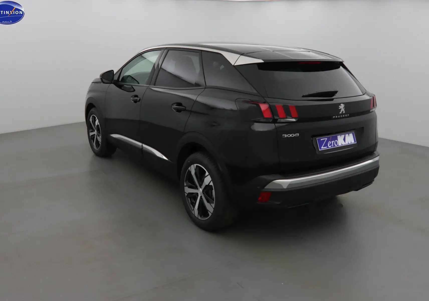 Peugeot 3008 noir perle métal vue 3/4 arrière droit avec feux arrière à griffes rouges et jantes bicolores.