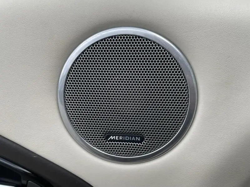 Haut-parleur rond Meridian intégré dans la porte beige du Range Rover Evoque TD4 180 Autobiography 2017 marron métal