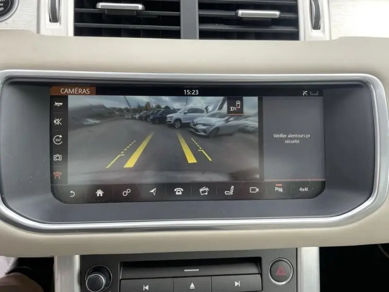 Écran de caméra de recul du Range Rover Evoque marron métal 2017, vue arrière avec lignes de guidage jaunes.