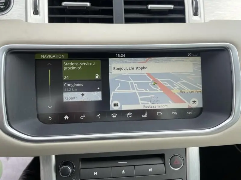 Écran de navigation du Range Rover Evoque TD4 180 Autobiography 2017, affichant une carte et options de stations-service.