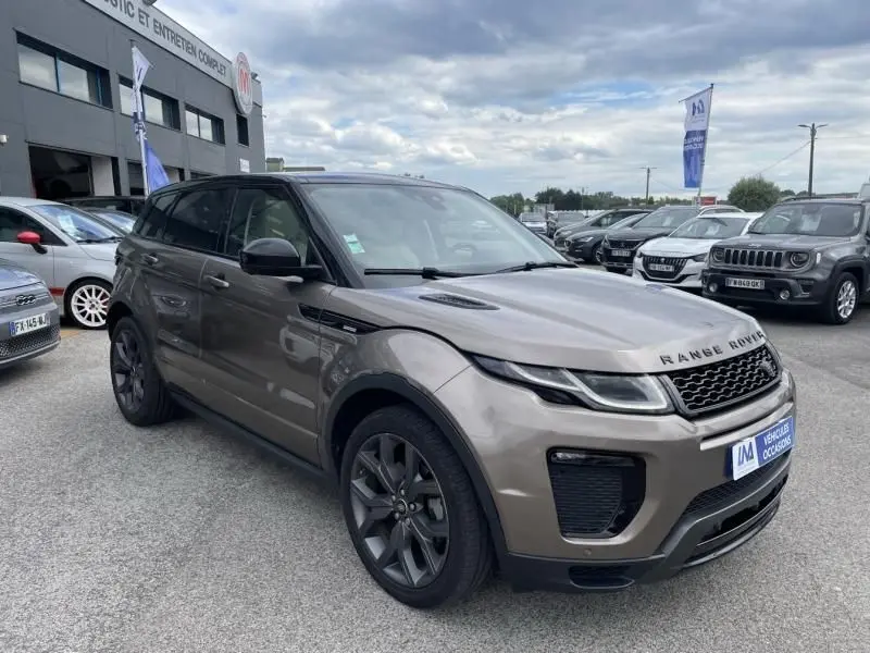 Vue 3/4 avant droite d'un Range Rover Evoque 2017 marron métal avec jantes grises et calandre noire distinctive.