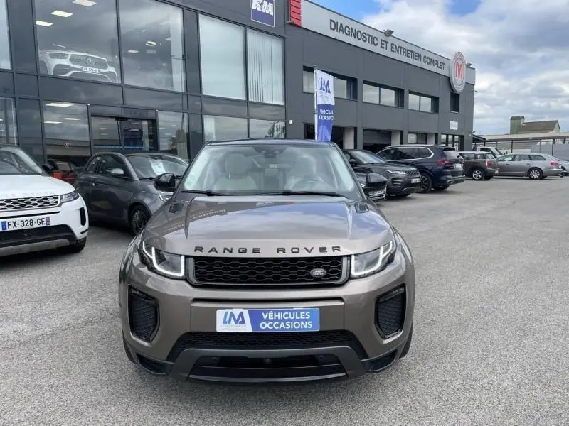 Vue frontale d'un Range Rover Evoque TD4 180 Autobiography marron métal 2017, avec calandre noire et phares LED.