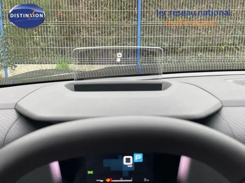 Affichage tête haute transparent visible depuis le poste de conduite d'une Citroën C4 grise 2024.